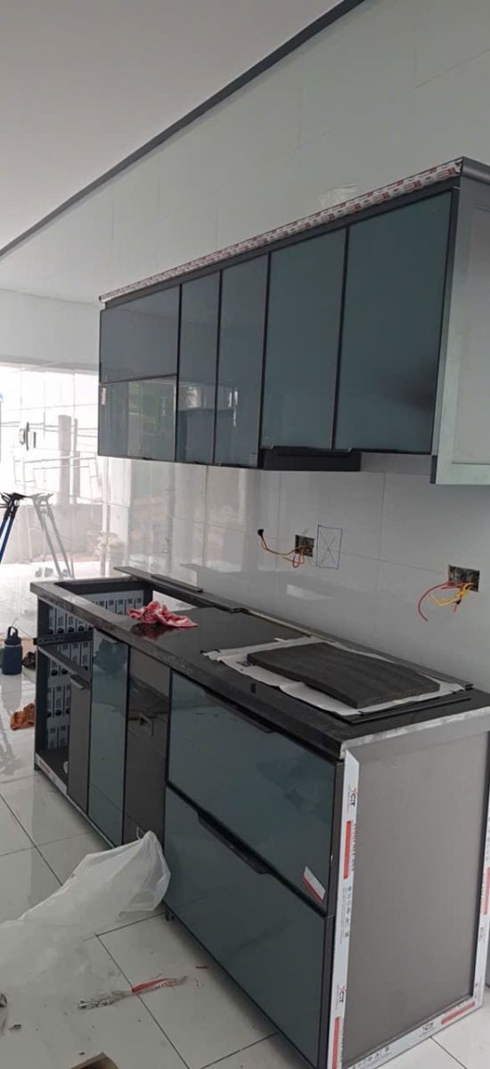 Thi Công Tủ Bếp Nhôm Kính, Tủ Quần Áo Nhôm Kính Và Cầu Thang Kính Cường Lực Tại Cần Giuộc