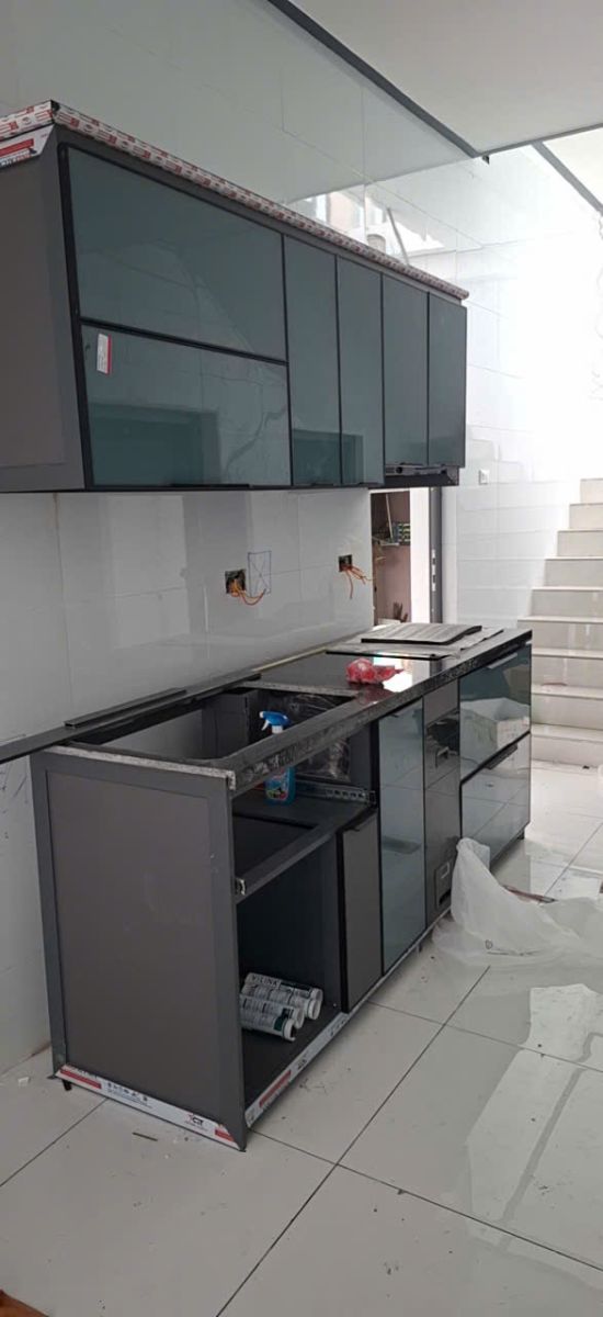 Thi Công Tủ Bếp Nhôm Kính, Tủ Quần Áo Nhôm Kính Và Cầu Thang Kính Cường Lực Tại Cần Giuộc