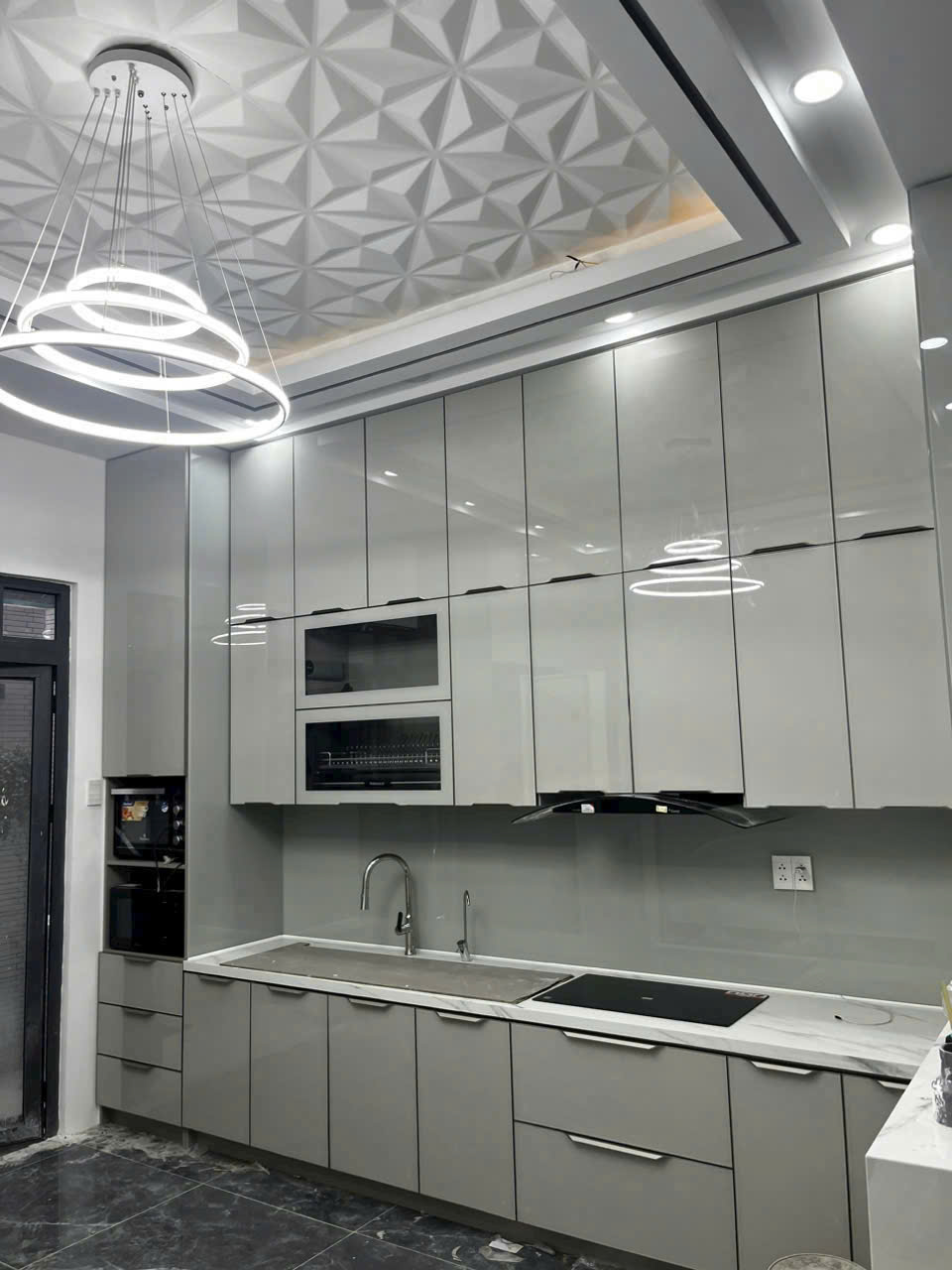 Thi Công Tủ Bếp Nhôm Kính Quận 7 – Hoàn Thiện Công Trình Hiện Đại, Sang Trọng